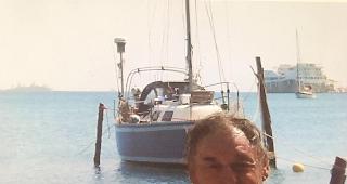 Hans Imboden vor seinem Segelboot auf einer Insel vor Honduras.