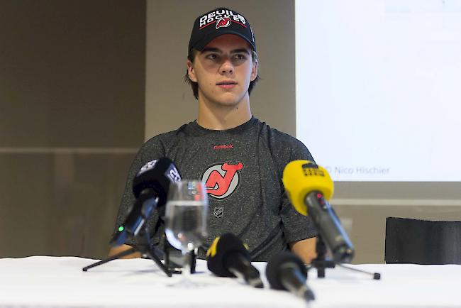 Vollprofi. Nico Hischier bei seiner Pressekonferenz in Bern.