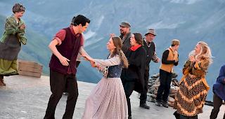 Szene aus &laquo;Romeo und Julia am Gornergrat&raquo;: Das St&uuml;ck kam bestens an beim zahlreichen Premierepublikum.