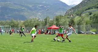 Gegen Rassismus. Am diesj&auml;hrigen &laquo;Antira Cup Alto Vallese&raquo; beim Visper &laquo;Chatzuh&uuml;s&raquo; nahmen insgesamt 15 Mannschaften teil.