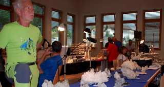 Rund 20 Aussteller bieten in Fiesch ihre Bergkristalle und Mineralien feil.