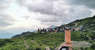 D&auml;mmerstimmung. Die Wandergruppe in der Aletsch Arena beim Cervelatbraten. Die Teilnehmer f&uuml;hlten sich in der besonderen Ambiance geborgen, erfuhren wie an den anderen Nachtwanderungen viel Wissenswertes &uuml;ber die Region.  