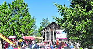 Gute Laune. Vor dem Tourismusb&uuml;ro wurde f&uuml;r eine vollst&auml;ndige Ausstattung gesorgt. 