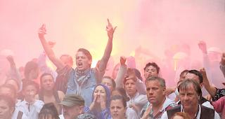 Feuerfackeln, Rauch und Gewalt: Die gedrehten Szenen bestechen mit Authentizit&auml;t.