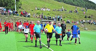 Einmarsch. Ihre erste Partie bestritt die Schweizer Bergdorf-Nati gegen die Franzosen.  