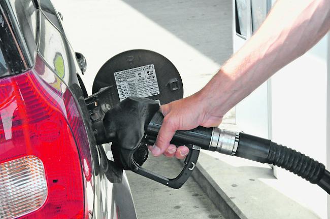 Bis 2024 soll die Kompensation den Liter Treibstoff um höchstens 10 Rappen verteuern dürfen, ab 2025 um bis zu 12 Rappen. Eine Minderheit will nicht über 10 Rappen hinausgehen.