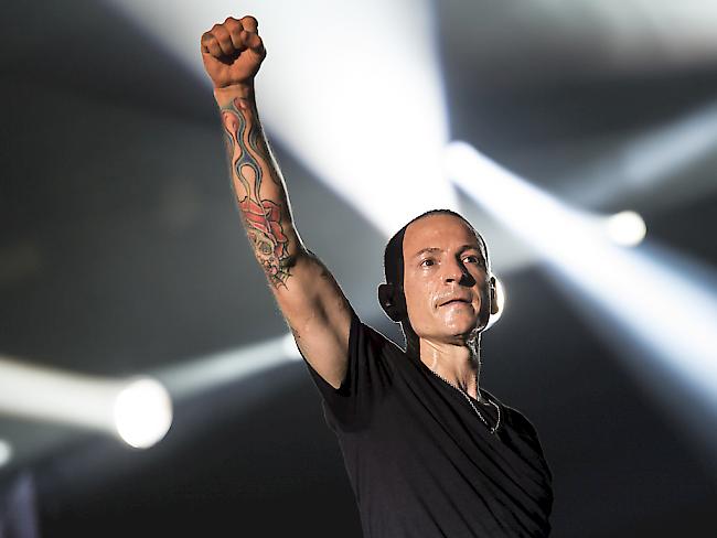 Linkin Park haben sich auf Facebook von ihrem verstorbenen Frontmann Chester Bennington verabschiedet: Seine Dämonen, so schrieben die Bandmitglieder, seien das gewesen, was seinen Gesang so stark gemacht habe.