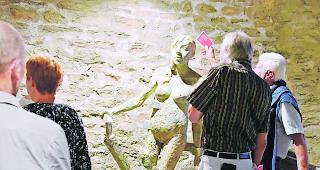 Lebensgross. &laquo;Europa&raquo; von Maya Graber: Lebensgross sind zwei der Figuren, welche die Bildhauerin im Schloss Leuk zeigt. 