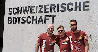 Offizieller Startschuss in Berlin: Kevin, Joel und Fabian vor der Schweizer Botschaft