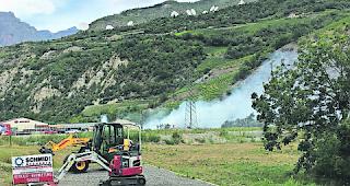 Zur Stelle. Dank rascher Intervention der Feuerwehr mit L&ouml;schwagen und Helis war der Fl&auml;chenbrand gegen 15 Uhr unter Kontrolle. 