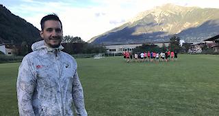 Pascal Kohli von Bayard Sport in Brig: Seine Idee mit der Laufgruppe (im Hintergrund) st&ouml;sst auf grosses Interesse.