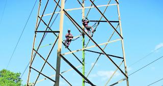 Schutzflies. Von den Arbeiten an den Strommasten sollen weder Putzmittel noch Farbe in den Boden gelangen.    