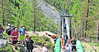 Nervenkitzel. Menschen f&uuml;hlen sich von Attraktionen angezogen. H&auml;ngebr&uuml;cken, wie hier am Europaweg, z&auml;hlen dazu.  