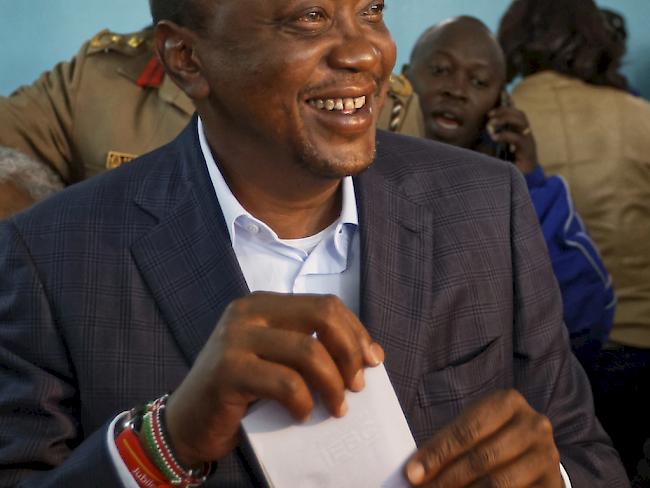 Kenias Präsident Uhuru Kenyatta bei der Stimmabgabe.