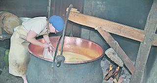 Katharina Gils k&auml;st auf Furggen &uuml;ber dem offenen Feuer.