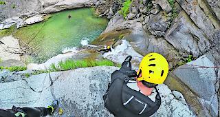 Weit hinunter. Die Tourteilnehmer schlittern erst eine Felswand hinunter, dann gehts &uuml;ber einen Vorsprung ins Wasser.  