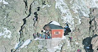 645m die Wand hoch. Die H&uuml;tte wurde im Sommer 1915 auf 4003m innert zwei Monaten erstellt, 8000kg Baumaterial waren notwendig. Die Er&ouml;ffnung erfolgte 1917. 