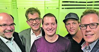Zusammenarbeit. Michel Schwery (Gesch&auml;ftsleitung Energiedienst Holding AG), Martin Steiger (CEO Energiedienst Holding AG), Johann Eberhardt (CEO winsun AG), Beat Ruppen (VR-Pr&auml;sident winsun AG) und Matthias Sulzer (Verwaltungsrat Inretis Holding AG). 