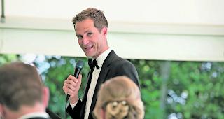 Hochzeit. Nur noch jedes f&uuml;nfte P&auml;rchen gibt sich im Wallis vor einem Pfarrer das Jawort. Die Nachfrage nach Zeremonienleitern wie hier Mike Bucher steigt stetig an.  
