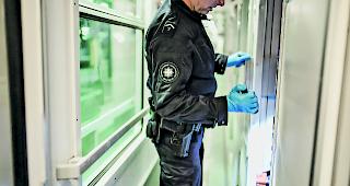 Grenzwacht. Bei den Bodypackern ist ohne medizinische Untersuchung nichts zu finden. 