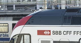 Die Lokomotive des mit rund 200 Passagieren besetzten Interregios St. Gallen - Basel erfasste im Kanton Solothurn ein Teil eines Krans. (Symbolbild)
