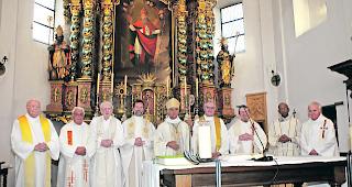 Feierten ein Dreivierteljahrtausend Pfarrei St. Gotthard: Josef Sarbach, Andr&eacute; Seiler, Josef Lambrigger, Gemeindepfarrer Frank Sommerhoff, Bischof Jean-Marie Lovey, Generalvikar Richard Lehner, Fran&ccedil;ois Lamon, Fermin D&rsquo;Souza und Klaus Sarbach (von links). 