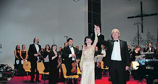 Kirche Saas-Fee. Sie ehrten Meister Beethoven, von rechts: Dirigent Walter Proost, Pianistin Eliane Rodrigues, Konzertmeister Chingiz Osmanov, das Staatsorchester St. Petersburg und der Chor &laquo;Ex Tempore&raquo; aus Gent/Belgien. 