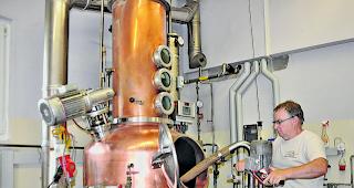 Lohnbrenner. Fredy Lengen beim Einf&uuml;llen des Brennhafens: &laquo;Wir k&ouml;nnen nicht zaubern. Ist die Maische schlecht, wird auch das Destillat nicht gut.&raquo; 