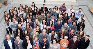 Die neuen Lernenden der Walliser Kantonsverwaltung mit Staatsrat Roberto Schmidt.