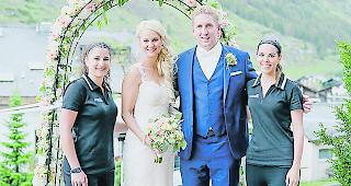 Das gl&uuml;ckliche Brautpaar mit den Hochzeitsplanerinnen Nadja Fryand (links im Bild) und Nicole P. Bauer (ganz rechts).