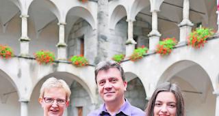 Musikalisches Engagement. Pfarrer Josef mit den Panfl&ouml;tistinnen Sandra Pfammatter (links) und Tatjana Stucky.  