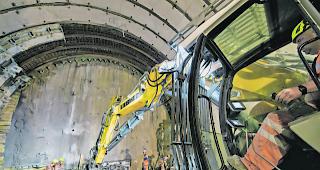 Heikle Geologie. Montage von st&auml;hlernen Schalungselementen in der n&ouml;rdlichen Tunnelr&ouml;hre. 