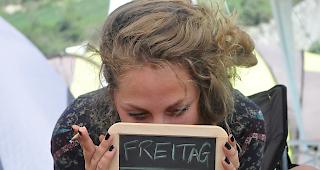 Saskia versucht gerade, das Gedächtnis-Puzzle von gestern Nacht zusammenzusetzen.