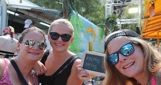 Nicole, Corina und Silvia (von links) gönnen sich zum Mittagessen ein Crêpes.