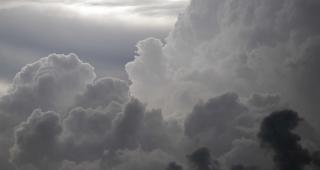 Dunkle Gewitterwolken t&uuml;rmten sich sich am Himmel zusammen. (Themenbild)