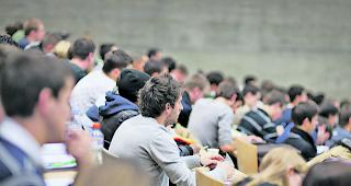 Die FFHS z&auml;hlt neu 2300 Studentinnen und Studenten. 