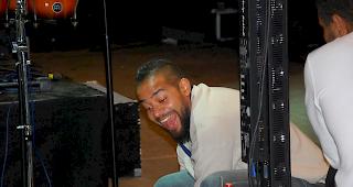 Gute Stimmung. Leadsänger William Béjédi bei Installationsarbeiten.