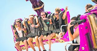 Hoch hinaus. Festivalbesucher wagen sich auf den Star Dancer. 