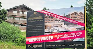 Unsicherheit. Ein Immobilienunternehmer in Crans-Montana klagte auf seinem Plakat Franz Weber wegen verlorener Arbeitspl&auml;tze an (Bild: August 2013). 