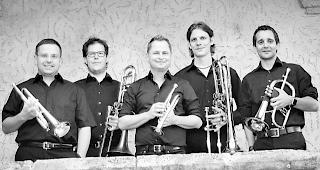 Abwechslung. Dieses Quintett tritt am Sonntag mit einem vielseitigen Repertoire in Raron auf. 