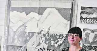 Bleistift. Ricarda Hoop und eine ihrer Bildtapeten: Zeichnung mit malerischen Effekten. 