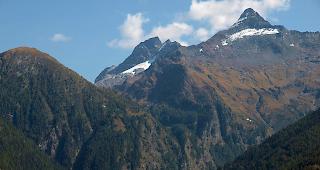 Weitl&auml;ufiges Suchgebiet rund ums Bortelhorn (hinten rechts). Das Auto des Vermissten wurde beim Berisal (Bildmitte unten) gefunden.