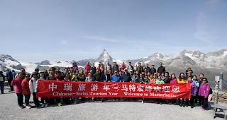 W&auml;hrend eines Besuchs auf dem Gornergrat zeigt sich der chinesische Botschafter begeistert von der Landschaft und der Infrastruktur rund um das Matterhorn. 