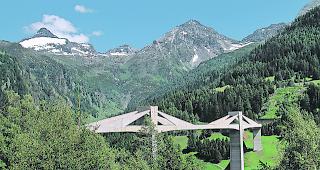Weitl&auml;ufig. Das Suchgebiet umfasst ein grosses Territorium rund um das Bortelhorn (links im Bild).