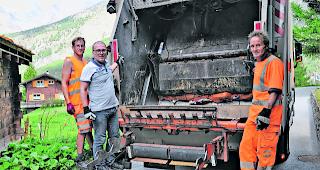 On Tour. Camion der Kehrichtabfuhr unterwegs im Gletscherdorf.  