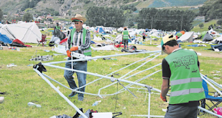 M&uuml;hselige Arbeit. Hunderte Zelte werden in ihre Einzelteile zerlegt.