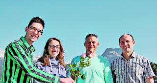 Rosenkavaliere. Markus Ammann und Rafaela Schinner vom Sch&uuml;lerrat mit Patrick Gruber von &laquo;B&auml;rg&uuml;f&raquo; und Rektor Gerhard Schmidt (von links). 