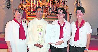 Im Dienste der Kirche. Chorpr&auml;sidentin Gabi Schaller, Ortspfarrer Dr. P. Albert Noronha, Jubilarin Patricia Lengen und Chorleiterin Astrid Kalbermatten (von links). 