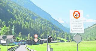 Die Strasse T&auml;sch&ndash;Zermatt benutzen laut Verkehrserhebung zu Spitzenzeiten t&auml;glich im Schnitt bis zu 1800 Fahrzeuge.