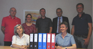 Komitee-Mitglieder der VS&Auml;G mit den eingereichten Unterlagen (v.l.n.r.): Dr. Pierre Arnold, Cornelia Biner, Philipp Brunner, Dominique Me Sierro, Dr Mariano Winckler, Marie-Jos&egrave;phe Rey (Vize-Pr&auml;sidentin) und Monique Lehky Hagen (Pr&auml;sidentin VS&Auml;G).